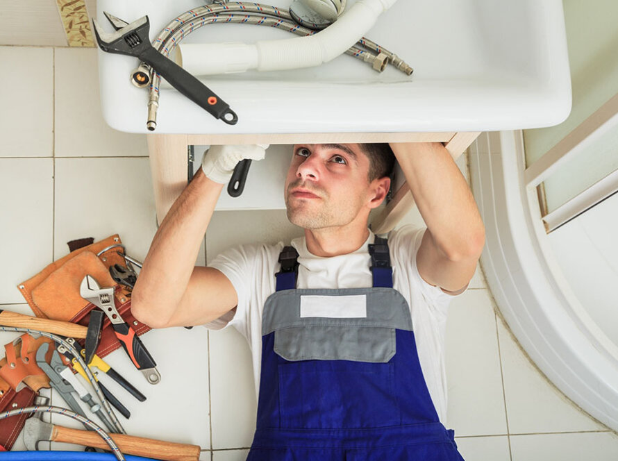 Santechnikas atlieka vamzdžių montavimą Vilniuje