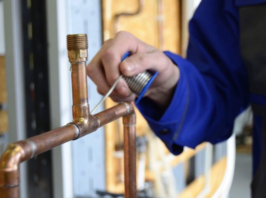 Santechnikas montuoja vandentiekio sistemą Vilniuje