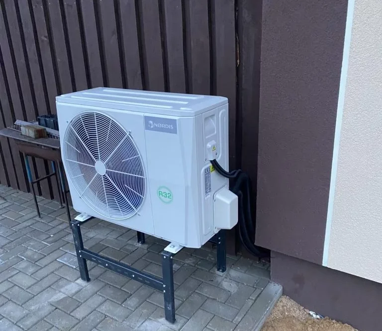 Meistras montuoja šilumos siurblį Vilniuje