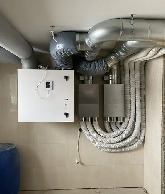 Meistras montuoja vėdinimo sistemą su ortakiu Vilniuje